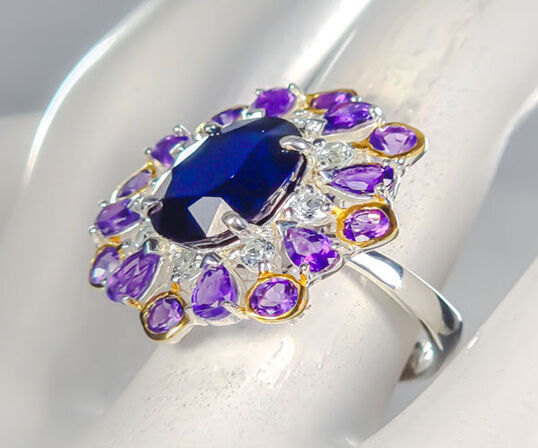 Eksklusivt håndfremstillet unika ring af rhodineret sterlingsølv prydet med stor ca. 8 ct. oval slebet dyb blå safir