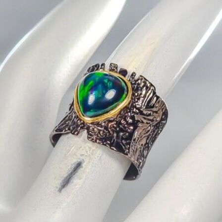 Unika opal ring af sort rhodineret sterlingsølv prydet med stor ca. 11 x 11 mm cabochon slebet naturlig sort opal