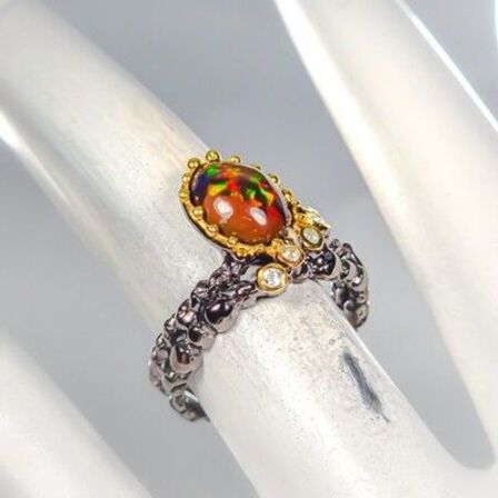 Opal ring af sort rhodineret sterlingsølv prydet med ca. 10 x 8 mm cabochon