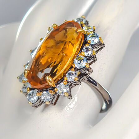 Ring af guldbelagt og sort rhodineret sterlingsølv prydet med ca. 30 ct. ovalslebet gul citrin