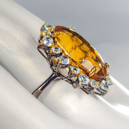 Ring af guldbelagt og sort rhodineret sterlingsølv prydet med ca. 30 ct. ovalslebet gul citrin