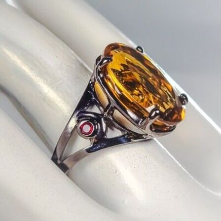 Unika ring af sort rhodineret sterlingsølv prydet med ca. 25 ct. ovalslebet gul citrin