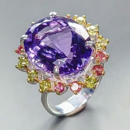 Ring af rhodineret sterlingsølv prydet med stor ca. 30 ct. oval slebet intens lilla ametyst