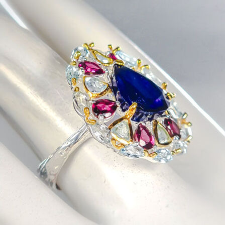 Eksklusivt håndfremstillet unika ring af rhodineret sterlingsølv prydet med stor ca. 6 ct. oval slebet dyb blå safir