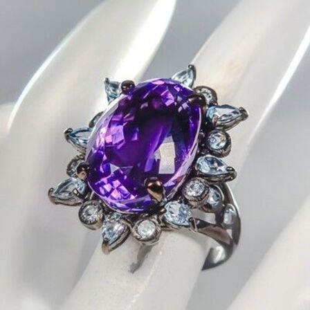 Eksklusivt håndfremstillet unika ametystring af sort rhodineret sterlingsølv