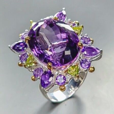 Ring af guld og hvidguldbelagt sterlingsølv prydet med stor ca. 30 ct. oval slebet intens lilla ametyst