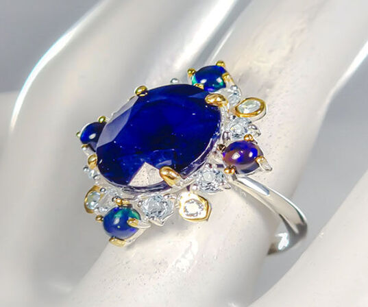 unika ring af rhodineret sterlingsølv prydet med stor ca. 10 ct. oval slebet dyb blå safir,