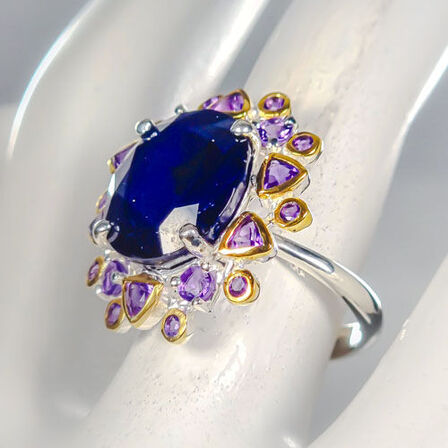 Ring af rhodineret sterlingsølv prydet med stor ca. 9 ct. oval slebet dyb blå safir