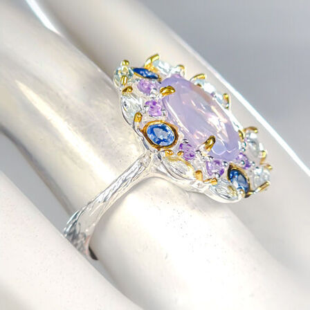 Ring af guld og hvidguldbelagt sterlingsølv prydet med stor ca. 7 ct. oval slebet lavendel kvarts