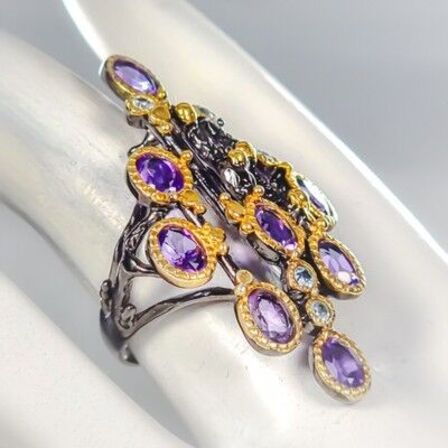 Ring af guldbelagt og sort rhodineret sterlingsølv prydet med talrige ametyster og mindre topase