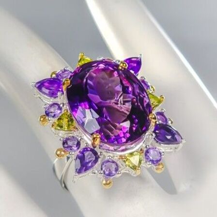 Ring af guld og hvidguldbelagt sterlingsølv prydet med stor ca. 30 ct. oval slebet intens lilla ametyst