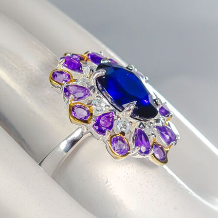 Eksklusivt håndfremstillet unika ring af rhodineret sterlingsølv prydet med stor ca. 8 ct. oval slebet dyb blå safir