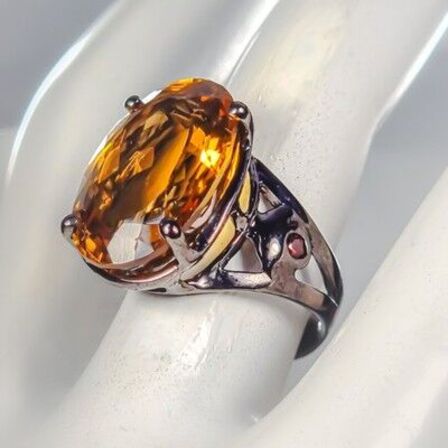 Unika ring af sort rhodineret sterlingsølv prydet med ca. 25 ct. ovalslebet gul citrin