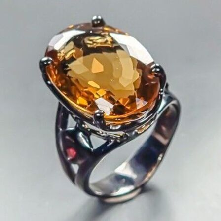 Unika ring af sort rhodineret sterlingsølv prydet med ca. 25 ct. ovalslebet gul citrin