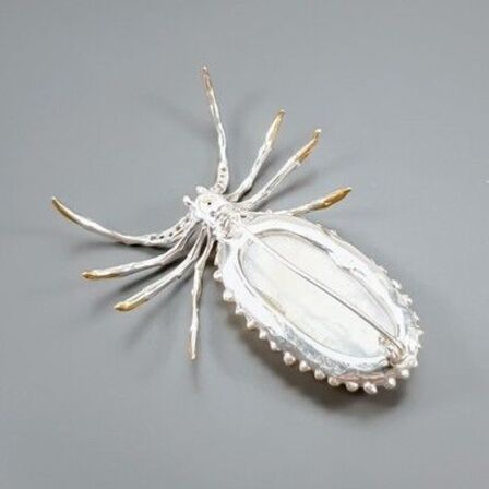 Unika broche, i form af en edderkop af guld og hvidguldbelagt sterlingsølv prydet med stor ca. 48 ct. oval cabochon