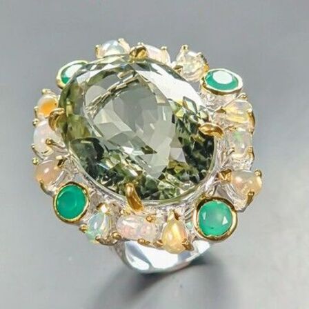 Ring af guld og hvidguldbelagt sterlingsølv prydet med stor ca. 36 ct. oval slebet grøn ametyst