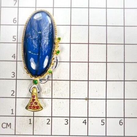 Unika vedhæng, af guld og hvidguldbelagt sterlingsølv prydet med stor ca. 38 ct. oval cabochon