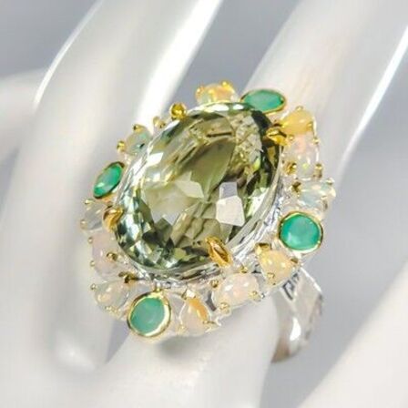 Ring af guld og hvidguldbelagt sterlingsølv prydet med stor ca. 36 ct. oval slebet grøn ametyst
