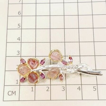 Unika broche, af guld og hvidguldbelagt sterlingsølv i form af gren prydet med talrige pink turmaliner