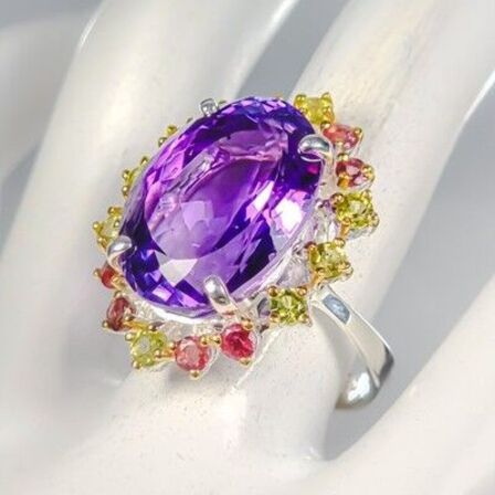 Ring af rhodineret sterlingsølv prydet med stor ca. 30 ct. oval slebet intens lilla ametyst