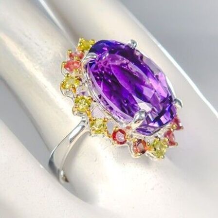 Ring af rhodineret sterlingsølv prydet med stor ca. 30 ct. oval slebet intens lilla ametyst