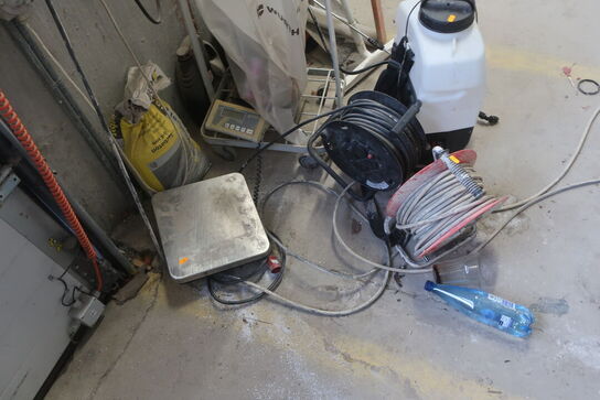 Sprøjte,kabeltromler, vægt, skovl m..m.