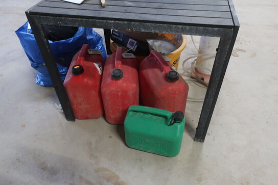 Bord, dunke, sprøjter, spande m.m.