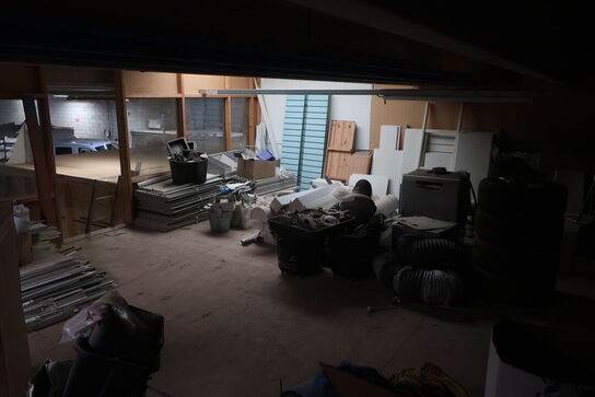 Tøm loftrum for blæser, inventar, lamper m.m.