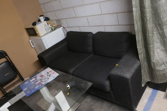 Sofa, køleskab, stålreoler, bord, microovn og stole