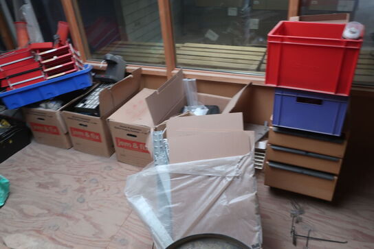 Tøm loftrum for blæser, inventar, lamper m.m.