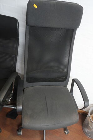 El. hæve/sænkebord, 2 stk. kontorstol, skærm