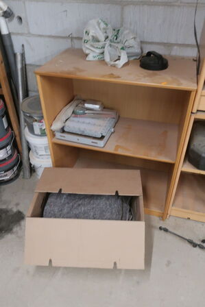 Reoler med indhold, støvsuger, maling, værktøj m.m.