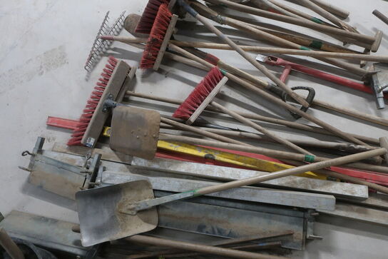 Koste, skovle, rette udstyr, m.m.