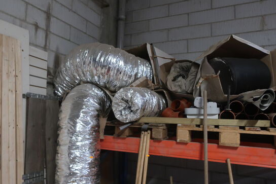 Pallereol med indhold, koste, afspæring, plader m.m.