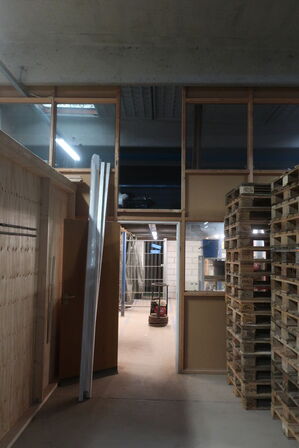 Tøm loftrum for blæser, inventar, lamper m.m.