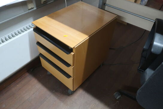 El. hæve/sænkebord, kontorstol, skærm, lampe