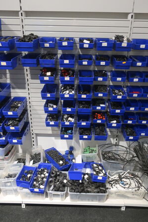 Reol med div, slanger, vandfilter, m.m.