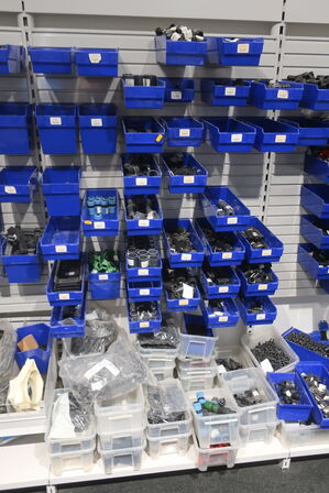 Reol med div, slanger, vandfilter, m.m.