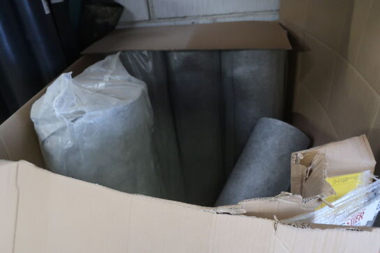 Pallereoler med indhold også trillebør,vinduer og det foran