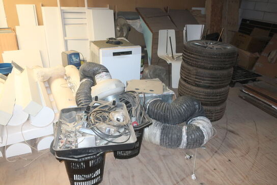 Tøm loftrum for blæser, inventar, lamper m.m.