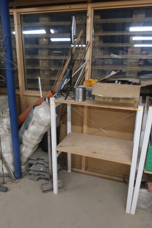 Reoler med indhold, støvsuger, maling, værktøj m.m.