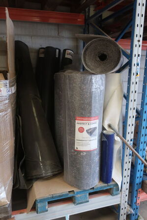 Pallereoler med indhold også trillebør,vinduer og det foran