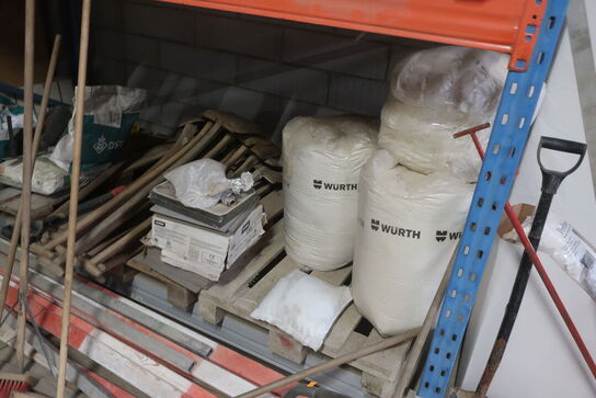 Pallereol med indhold, koste, afspæring, plader m.m.