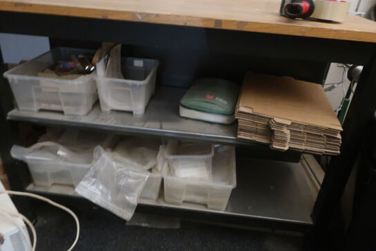 Pakkebord med indhold m.m.