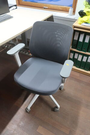 2 stk. El. hæve/sænkebord, kontorstole, skærme