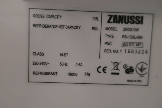 Køleskab, microovn og løse dele i skab 