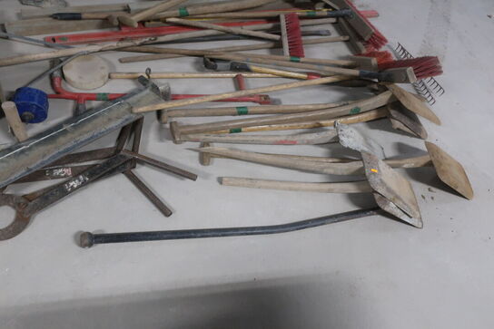 Koste, skovle, rette udstyr, m.m.