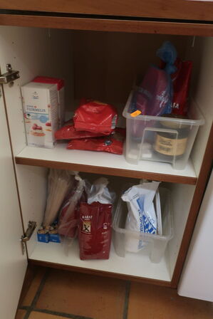 Køleskab, microovn og løse dele i skab 