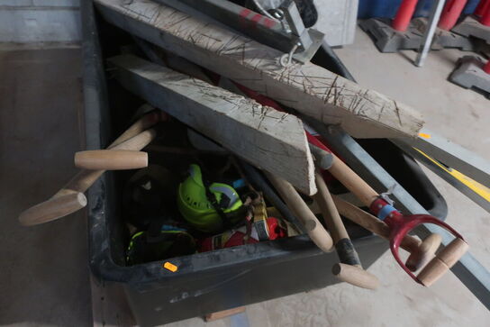 Bajle med indhol af skovle, værktøj m.m.