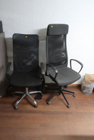 El. hæve/sænkebord, 2 stk. kontorstol, skærm